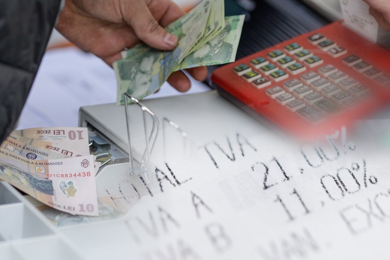 De ce se aplică TVA de 21% pentru serviciile prestate în iulie și cum se reflectă în facturile la energie, în contextul unei prevederi din Codul Fiscal care nu a fost actualizată.