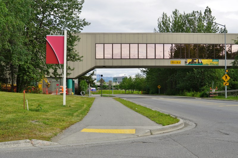 Delegațiile Statelor Unite și Rusiei sunt cazate în cămine universitare din Anchorage, cel mai mare oraș din Alaska.