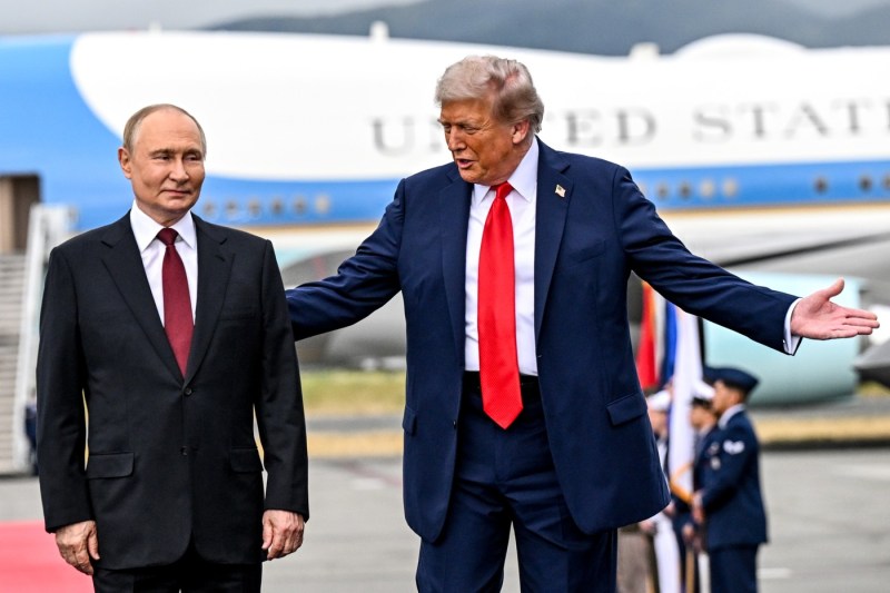 Demonstrație de putere în Alaska: Trump expune avioane de luptă la sosirea lui Putin; cum a răspuns liderul rus – VIDEO