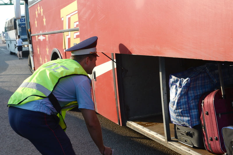 Despistare neașteptată: o fetiță de doi ani găsită într-o valiză ascunsă în autobuz