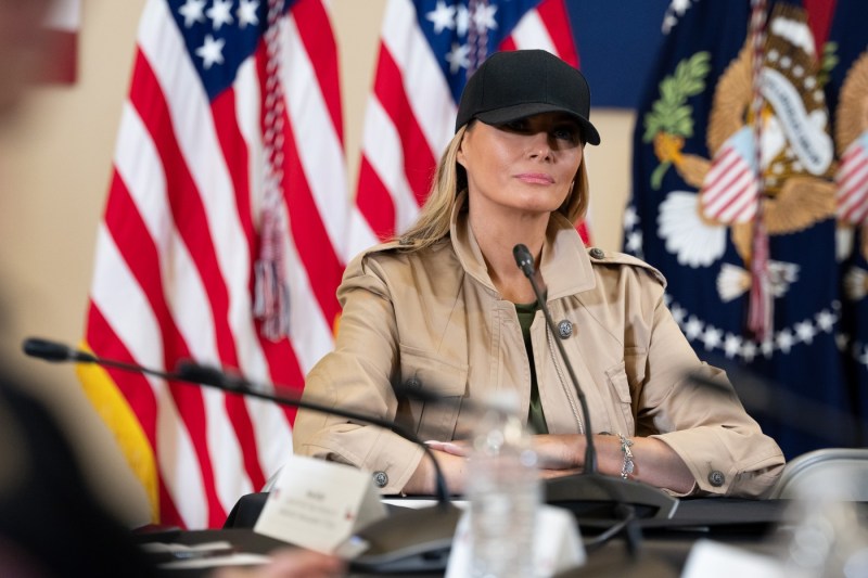 Detaliu surprinzător: Melania Trump i-a adresat lui Putin o scrisoare personală, pe care liderul SUA a înmânat-o în timpul summitului din Alaska. Despre ce este vorba?