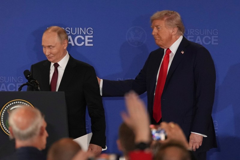 Documente sensibile despre întâlnirea Putin-Trump descoperite într-o imprimantă a unui hotel din Anchorage