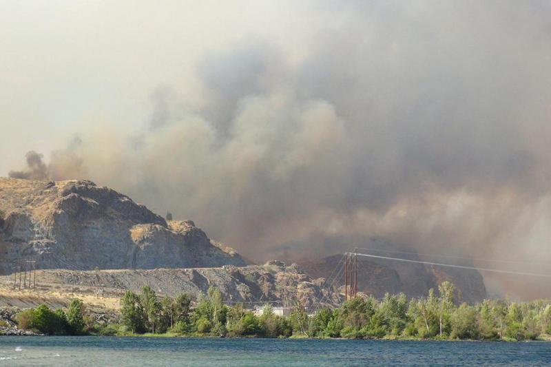 Doi pompieri americani au fost reținuți de autoritățile de imigrație în timpul intervenției pentru stingerea unui incendiu.