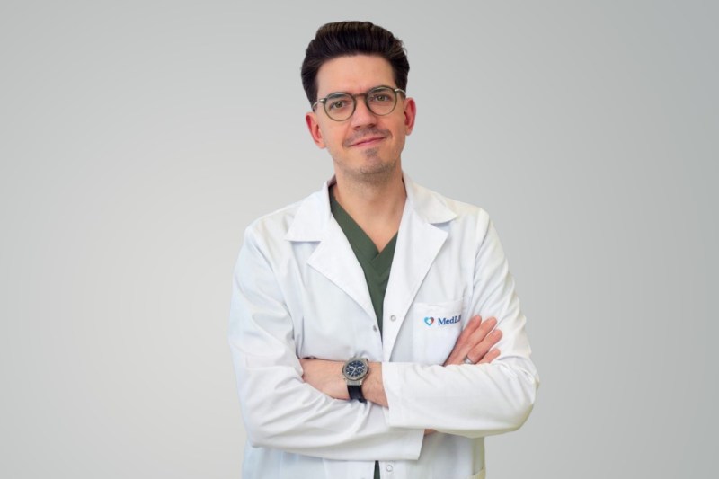 Dr. Maximilian Muntean, chirurg plastician într-o rețea privată de sănătate, evidențiază faptul că femeile care solicită augmentare sau reducere de sân pot primi diagnostice de cancer în cadrul consultațiilor obișnuite.
