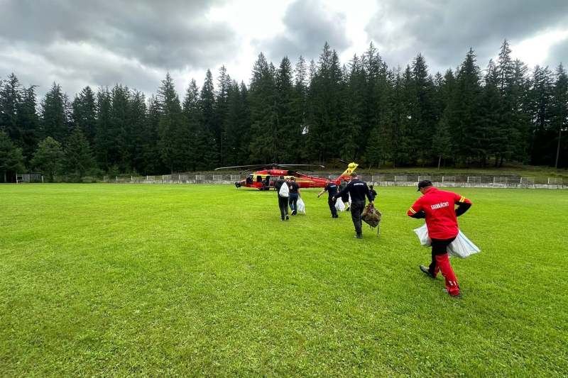 Elicopterul Black Hawk a recuperat 300 kg de brânză dintr-o stână izolată din Broșteni: Detalii despre operațiune