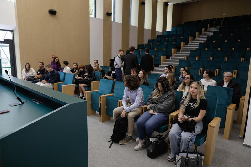 Este mai util ca studenților să li se deschidă curajos oportunități reale, în loc să se mulțumească cu un job part-time, așa cum sugera recent un demnitar.