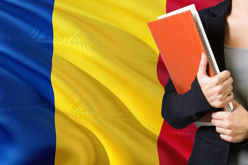 Expresii amuzante precum «a vinde gogoși» sau «cu burta pe carte» au fost amintite de diplomați străini din București cu prilejul Zilei Limbii Române.