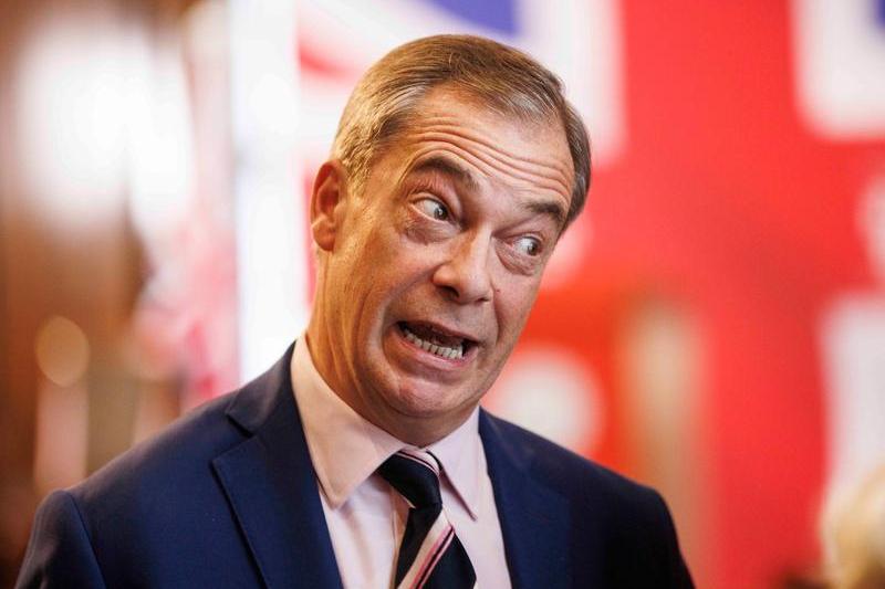 Farage invocă un model din administrația Trump pentru deportări în masă în Marea Britanie, ilustrând opțiuni între o abordare mai constructivă și una fermă.