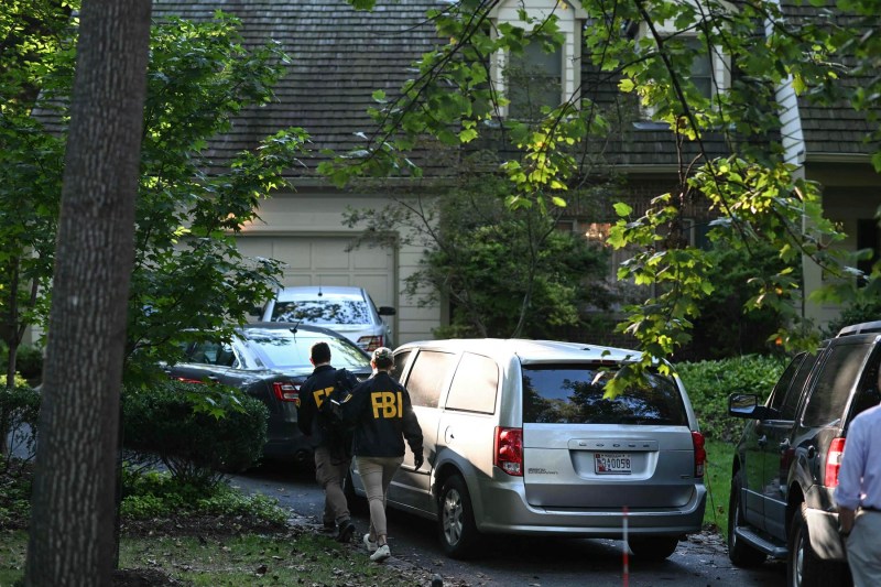 FBI a efectuat o percheziție la casa fostului consilier al lui Trump, cel ce s-a poziționat în opoziție față de liderul său, la doar câteva zile după un nou val de critici.