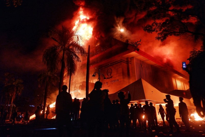 FILM: Majorările salariilor parlamentarilor aprind proteste de amploare într-o țară din Asia, iar sediile parlamentelor regionale din mai multe provincii au fost incendiate.