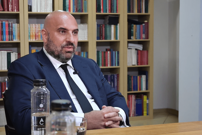 Firma de avocatură condusă de figura discutată pentru postul de șef al SRI are sechestre pe conturi în valoare de 3,5 milioane de euro și 2,6 milioane de lire sterline. Iată principalele repere ale cazului.