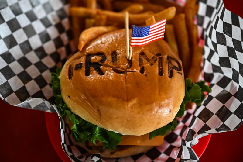 Fondatorul lanțului „Trump Burger” confruntă deportarea, suportul politic nu i-a ameliorat situația