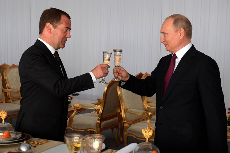 Fonduri europene pentru viile magnatului Medvedev, partenerul lui Putin care amenință cu atacuri nucleare asupra UE. „Podgorii rafinate în Italia cu finanțare din subvenții europene” / Traseul banilor