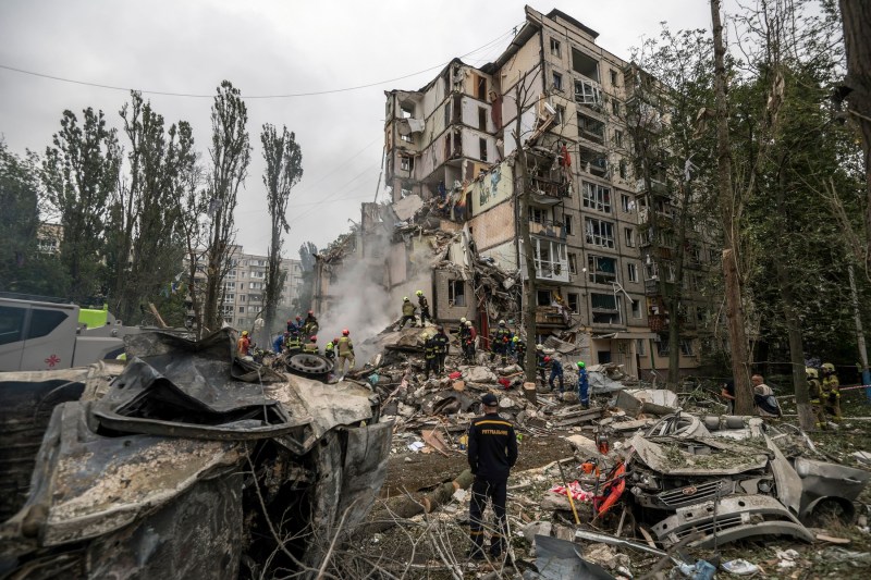 FOTO: Atac devastator asupra Kievului – 31 de victime, inclusiv 5 copii. Scene din inima Ucrainei