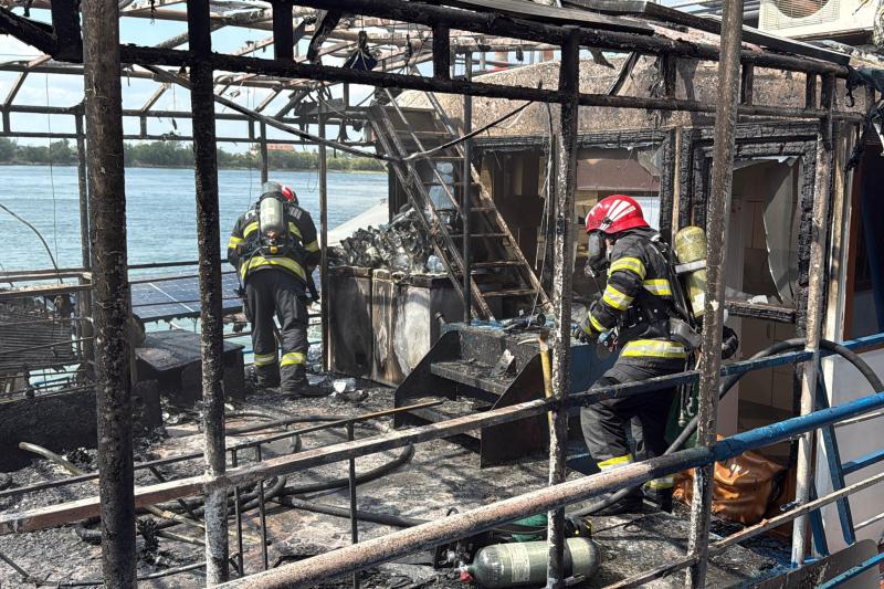FOTO / VIDEO Hotel plutitor din Tulcea, mistuit de flăcări. Operațiunea de salvare a pompierilor