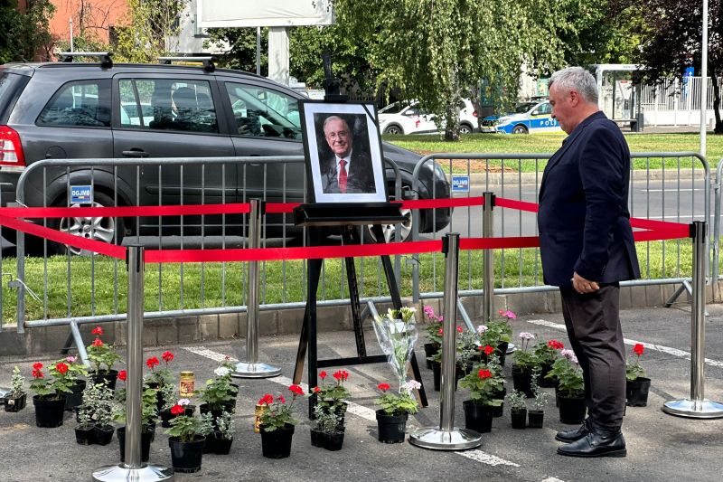 FOTO/VIDEO Primul român ajuns la Cotroceni cu flori pentru Ion Iliescu, călătorind de la Iași: „A fost președintele meu, un om de valoare”