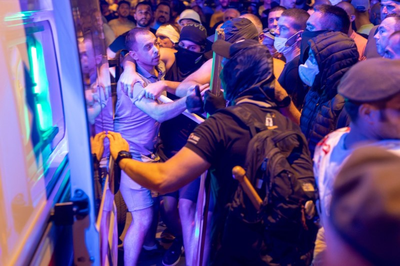 FOTO/VIDEO Proteste în Serbia: vandalizarea sediului partidului de la guvernare în Novi Sad și confruntări cu adepții SNS în Belgrad.