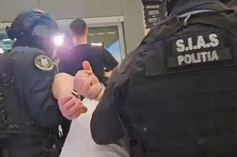 Fugar din lista Most Wanted, acuzat că i-a aplicat o lovitură cu sabia unui polițist, a fost adus în România.