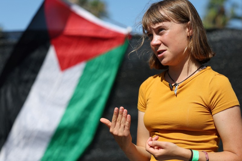 Greta Thunberg pornește din nou spre Gaza cu o flotă de ajutoare umanitare, având ca obiectiv prevenirea genocidului.