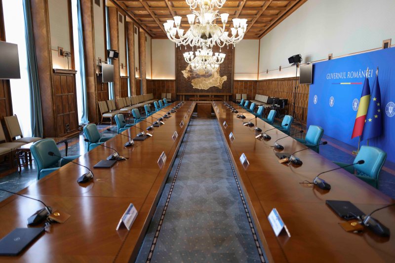 Guvernul convoacă o ședință extraordinară pentru a aproba un proiect criticat de PSD; câteva investiții finanțate prin PNRR și programul Anghel Saligny vor fi suspendate.