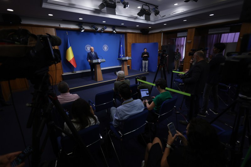 Guvernul pregătește interzicerea cumulului pensie-salariu, detaliind condițiile în care acest tip de activitate poate continua. De asemenea, transferurile și detașările între instituții vor fi oprite temporar.