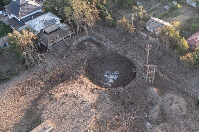 Imagini ale craterului de aproximativ 50 de metri, apărut în Amara după explozia de vineri