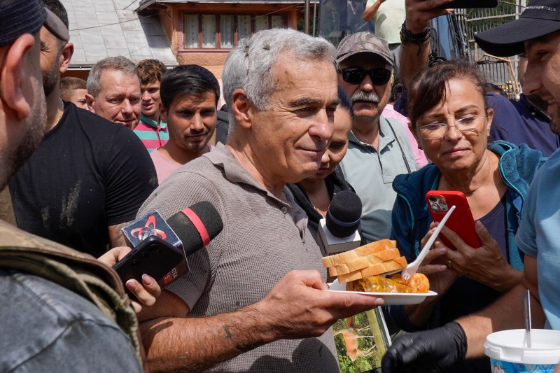 Imagini și detalii de la primirea lui Călin Georgescu în Broșteni; soția sa a oferit sarmale, iar clopotele au fost trase în sat.