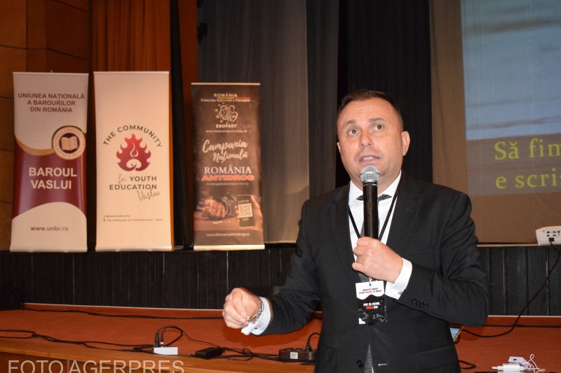 În fața acuzațiilor de plagiat în două teze de doctorat, Cătălin Țone reacționează ferm, susținând că demersul jurnalistic este susținut de un cerc format din oameni interesați de promovarea legalizării canabisului.