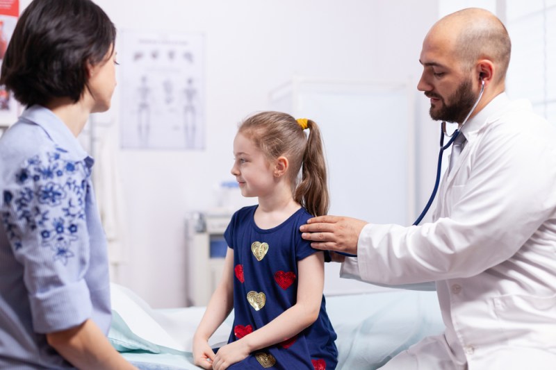 Înapoi la școală: strategii practice pentru părinți ca să susțină sănătatea copiilor, începând cu vizita la medicul pediatru.