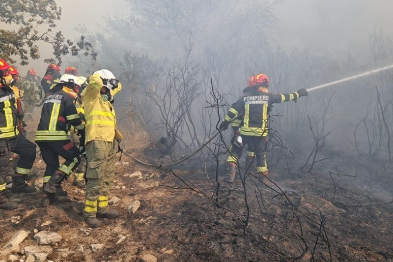 Incendiile din Spania continuă să provoace pagube semnificative, iar evoluția este descrisă ca fiind lentă. Intervențiile pompierilor români se desfășoară în condiții de risc ridicat.