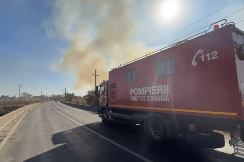 Incendiu de deșeuri în localitatea Glina, aproape de București, cu risc de extindere către locuințe. A fost emis un mesaj Ro-Alert.