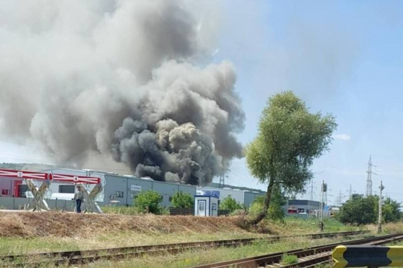 Incendiu major la depozitul unei firme de curierat din Iași, intervenția fiind asistată de roboți; a fost emis un mesaj RO-ALERT.
