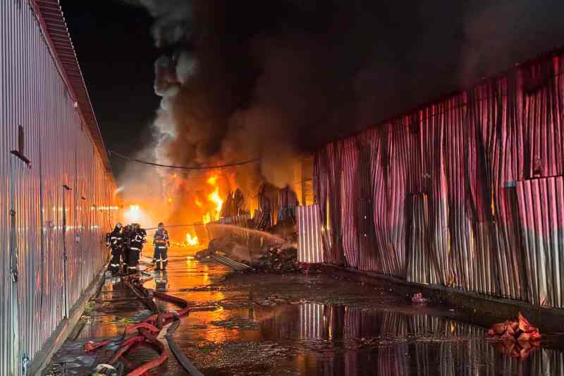 Incendiul de la Dragonul Roșu a fost lichidat după trei zile, în urma intervențiilor masive ale pompierilor.