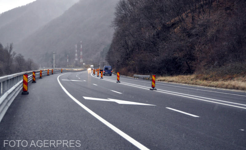 Incident rutier pe Valea Oltului: Mașină prăbușită în râu, trafic restricționat