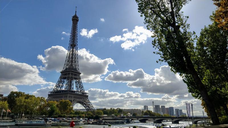 Incident șocant: bărbat sare cu parașuta de pe Turnul Eiffel, al doilea caz similar luna aceasta