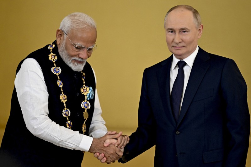 India își menține achizițiile de petrol din Rusia, ignorând presiunile americane