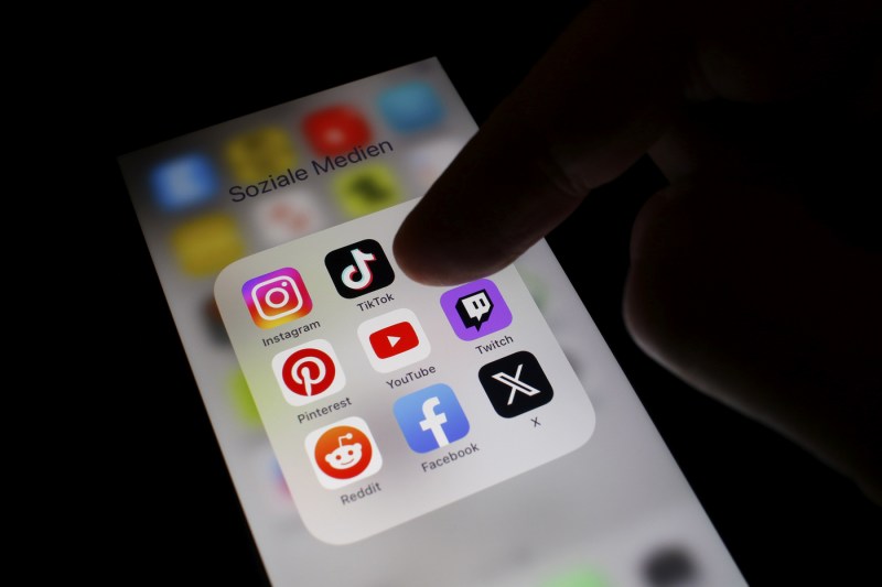 Indonezia: TikTok suspendă transmisiile live într-un context de urgență, o decizie luată în circumstanțe fără precedent.