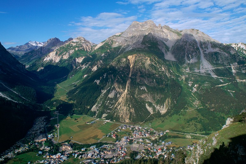 Inițiativă îndrăzneață pentru a proteja un sat alpin de un dezastru iminent. "Muntele și-a schimbat radical înfățișarea"