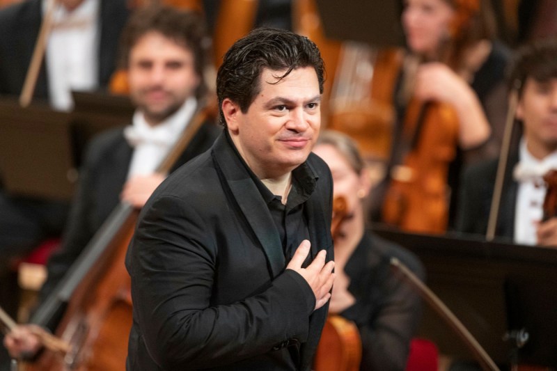 INTERVIU: Cristian Măcelaru din Timișoara, dirijor de renume mondial, lansează un apel la responsabilitate către români: „Nu poți aștepta totul de la o țară, fără a-i oferi nimic în schimb”
