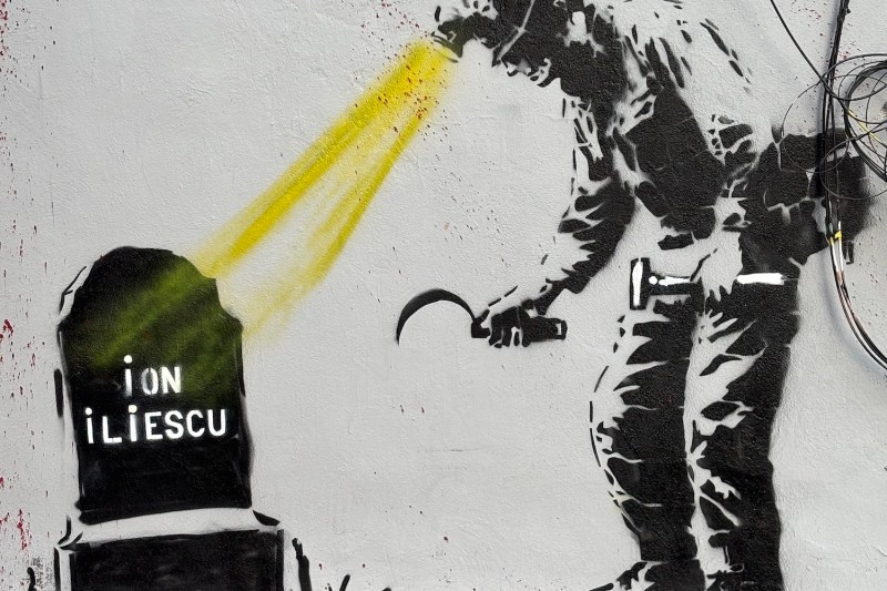 Interviu cu artistul anonim din România, deseori numit Banksy‑ul românesc, care a transformat Bucureștiul prin desene cu impact social puternic: adevărul este datoria fiecărui creator