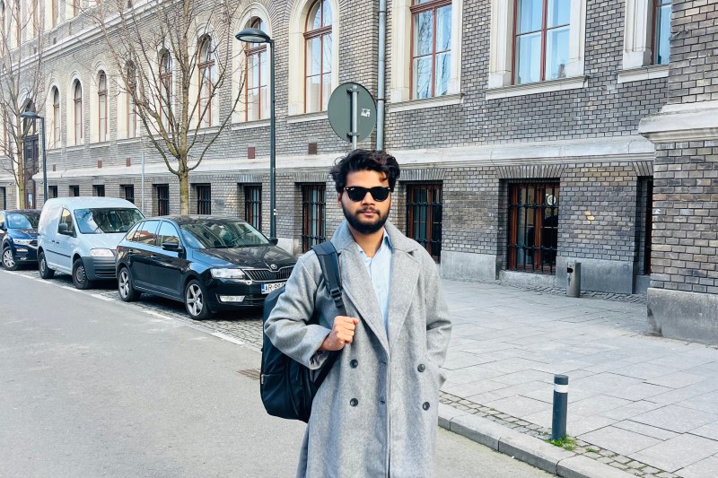 Interviu: Nu ne priviți ca pe străini — curățăm străzile în caniculă și aducem mâncarea la ușă în ger. O mărturie puternică a unui student din Bangladesh despre un incident din București, în care un livrator din țara lui a fost lovit.