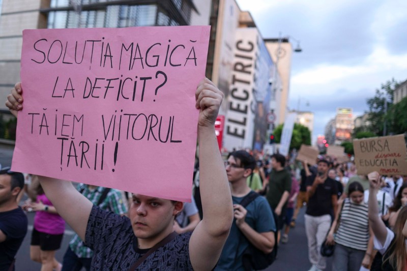 Interzicerea burselor pentru studenții cu taxă condamnă, spun ANOSR: „Un act nedrept și discriminatoriu”