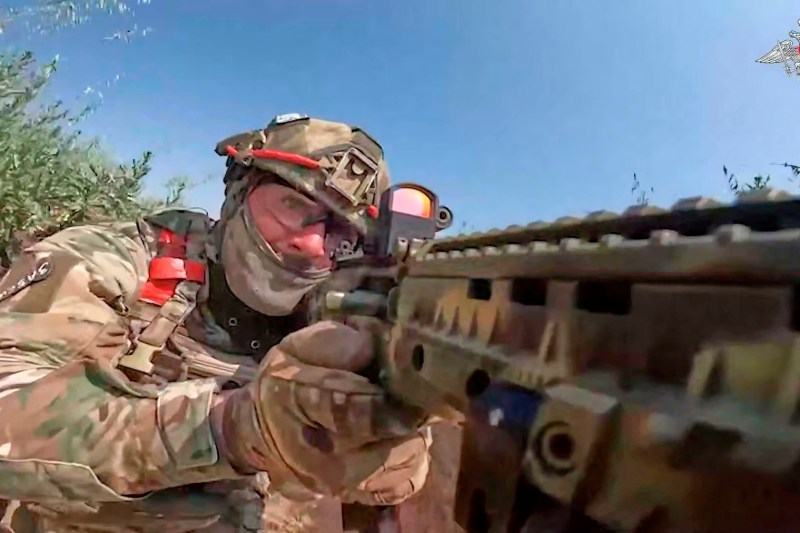 Kalașnikov extinde utilizarea mitralierei RPL-7 către trupele de asalt aflate pe frontul din Ucraina, arma fiind concepută în timp record.