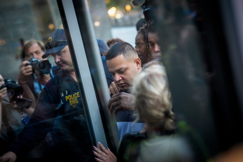 Kilmar Abrego Garcia, un imigrant despre care se afirmă că a fost deportat în mod nedrept în El Salvador și adus înapoi în SUA, a fost reținut din nou de autoritățile americane și ar putea fi deportat în Uganda.