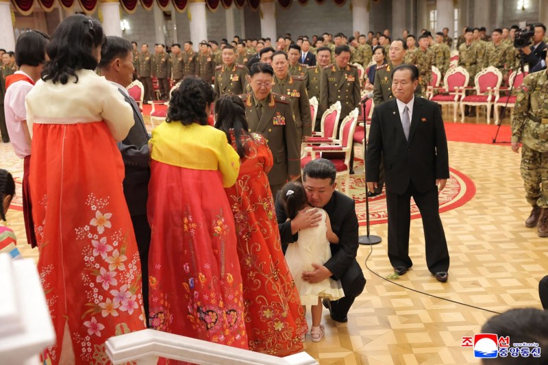 Kim Jong Un onorează eroii nord-coreeni care au luptat alături de ruși în conflictul din Ucraina și îmbrățișează copiii soldaților decedați în Rusia