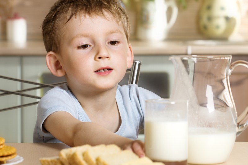 Laptele nepasteurizat nu oferă beneficii clare și poate duce la spitalizare. Află ce trenduri bio au pătruns în România și ce riscuri presupun pentru copii.