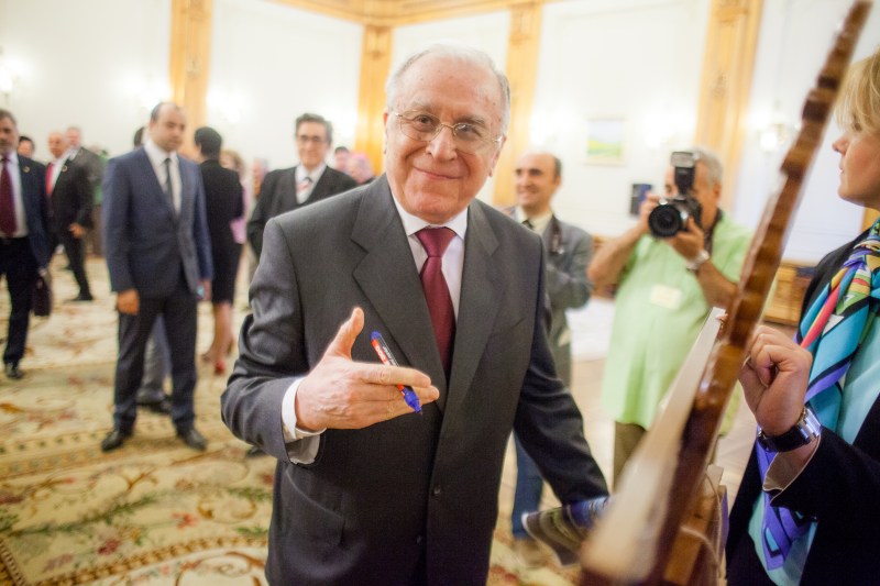 Latura mai puțin cunoscută a lui Ion Iliescu: Rememorări ale istoricului Dennis Deletant despre întâlniri neobișnuite cu fostul lider român