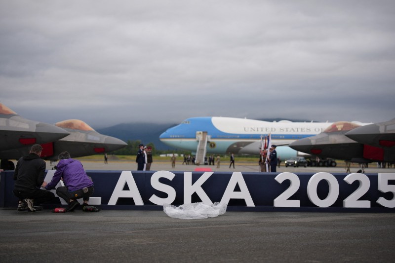 LIVE: Trump ajunge în Alaska pentru întâlnirea cu Putin; schimbări la formatul summitului; perspective pentru un armistițiu în Ucraina