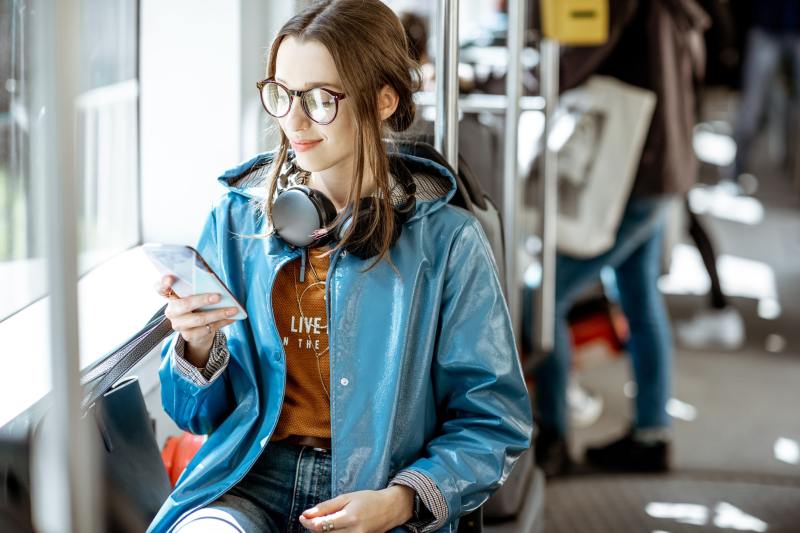 Londra adoptă măsuri pentru a combate un obicei tot mai deranjant în transportul public: când a devenit acceptat în societate să asculți muzică la difuzorul telefonului?