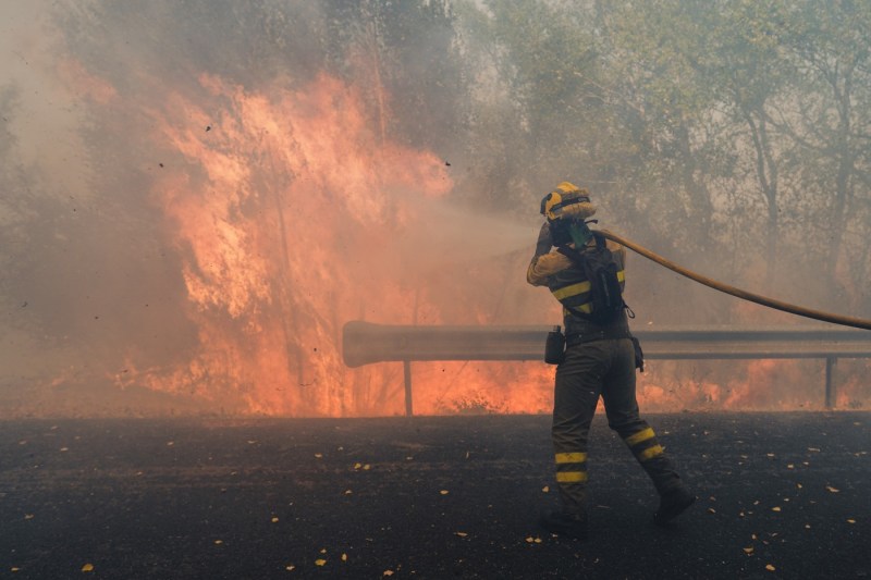 Lupta fără întrerupere împotriva incendiilor din Spania și Portugalia continuă, iar specialiștii meteorologi indică apropierea încheierii valului de căldură.